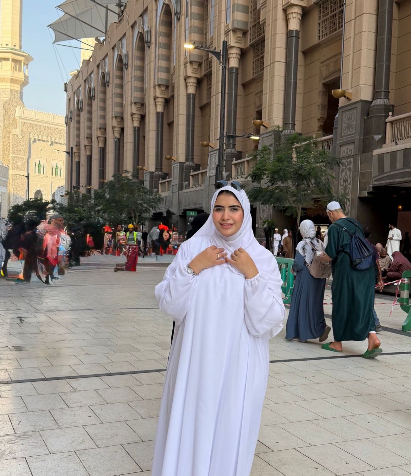 المطربة يارا الشافعي تؤدي مناسك العمرة وتخطف القلوب بإطلالة ملائكية