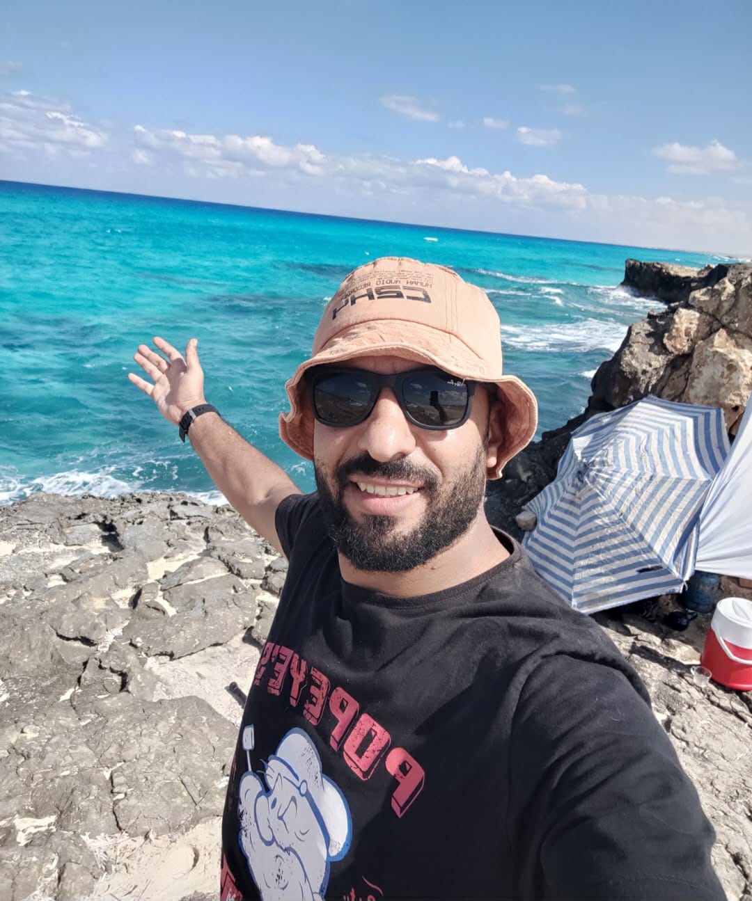 محمد عوام.. صانع محتوى من مطروح يحوّل البحر والمطبخ إلى رسالة سياحية